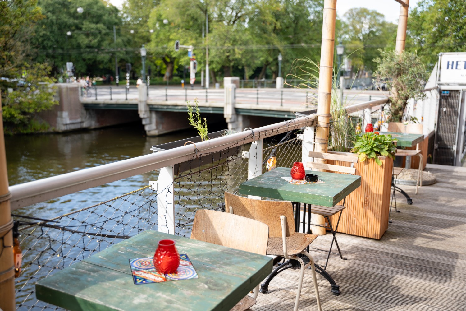 Overdekt terras met buitenbar van Het Plantsoen aan het water in de zomer