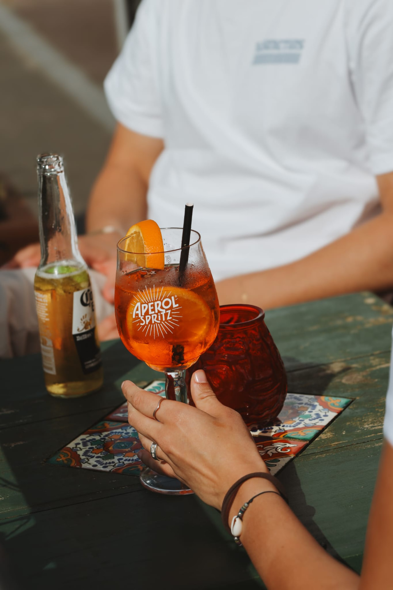 Gasten met een aperol spritz en een biertje op het terras van Het Plantsoen