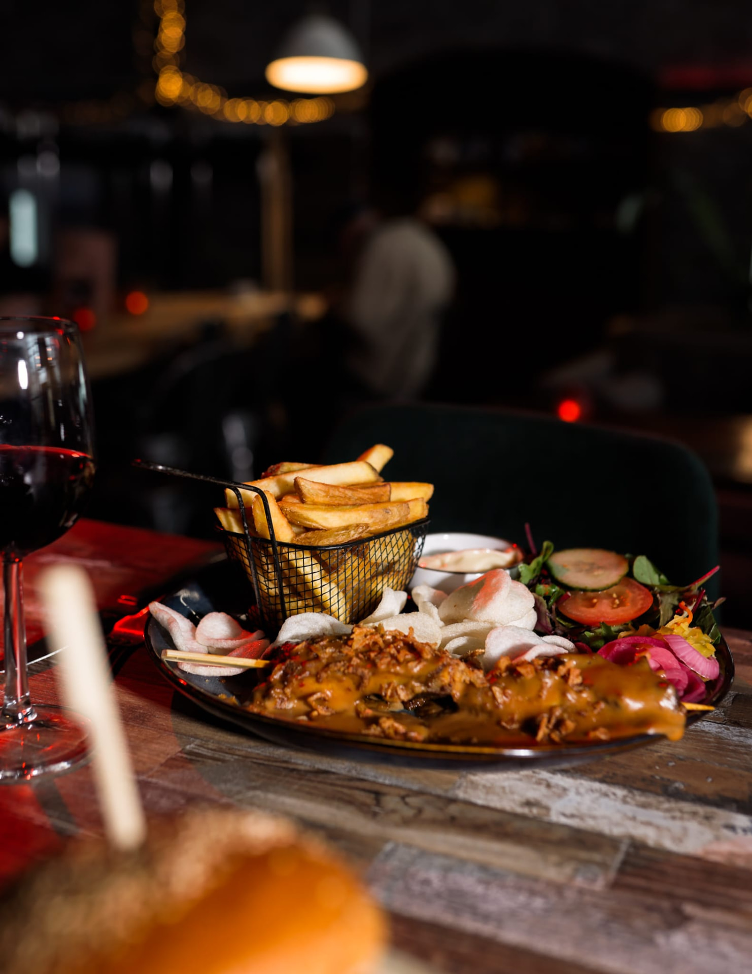 Diner met saté, friet, salade en een glas rode wijn bij Het Plantsoen