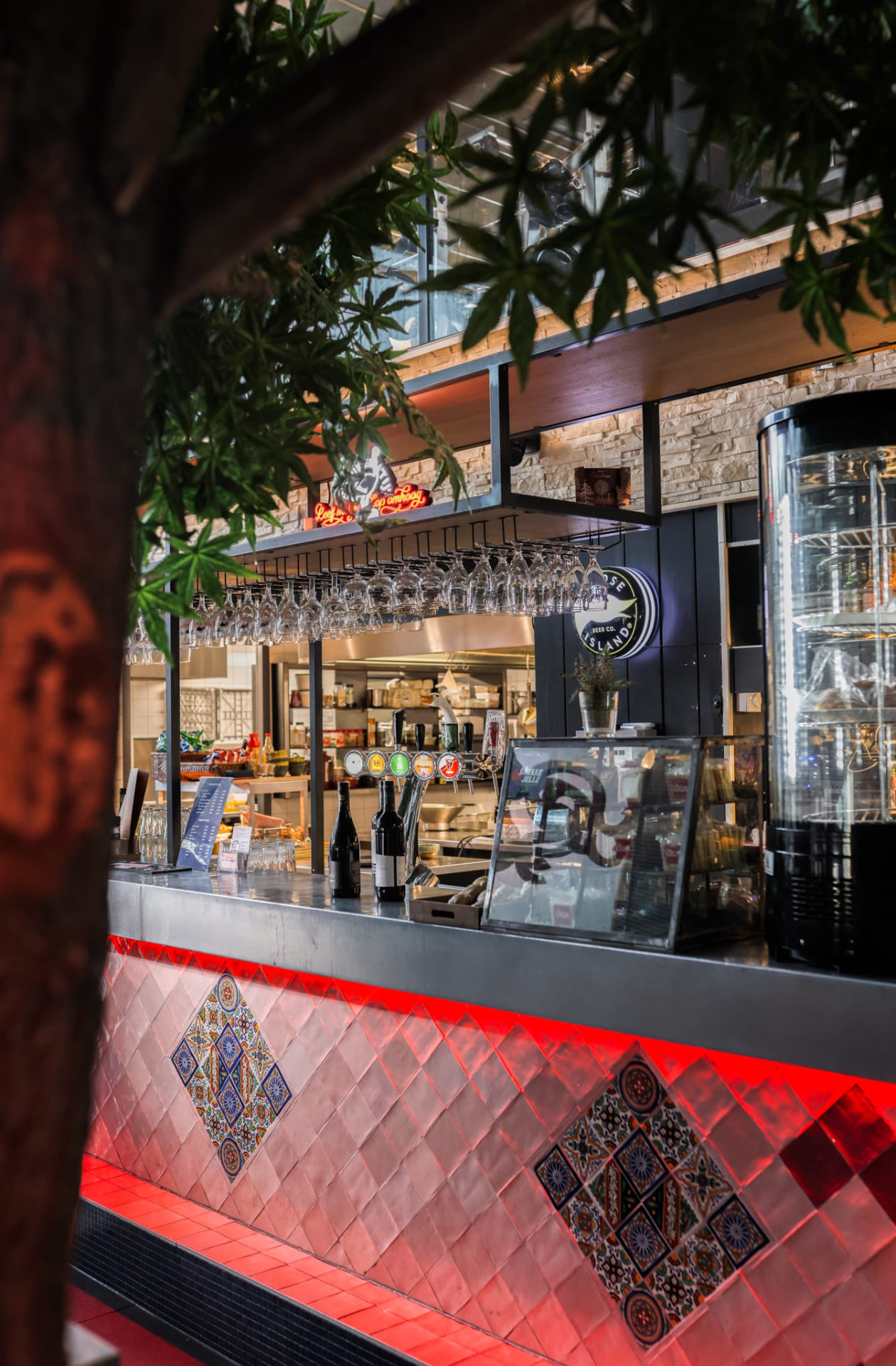 De bar van Het Plantsoen onder de boom, met rode tegels